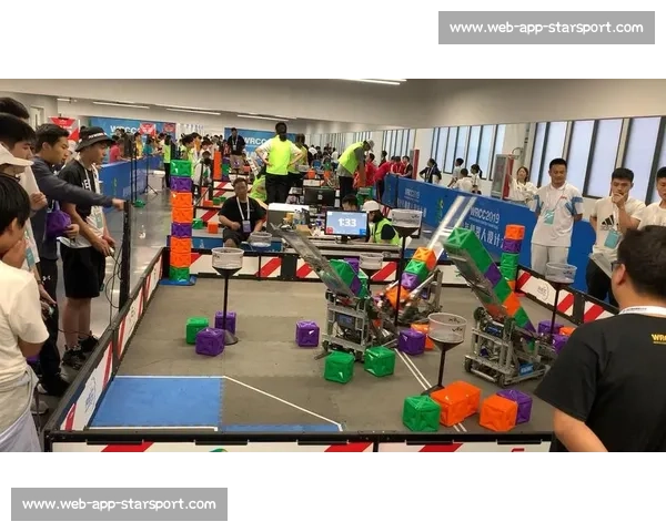 机器人足球赛连环翻车,担架员成意外主角 机器人足球赛连环翻车,担架员成意外主角